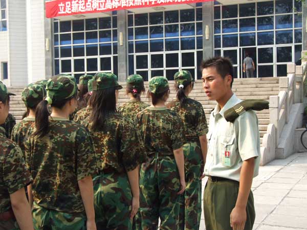 2006级新生军训9月1日正式开营