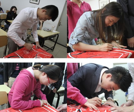 同学们正在人大校徽的丝巾下签字